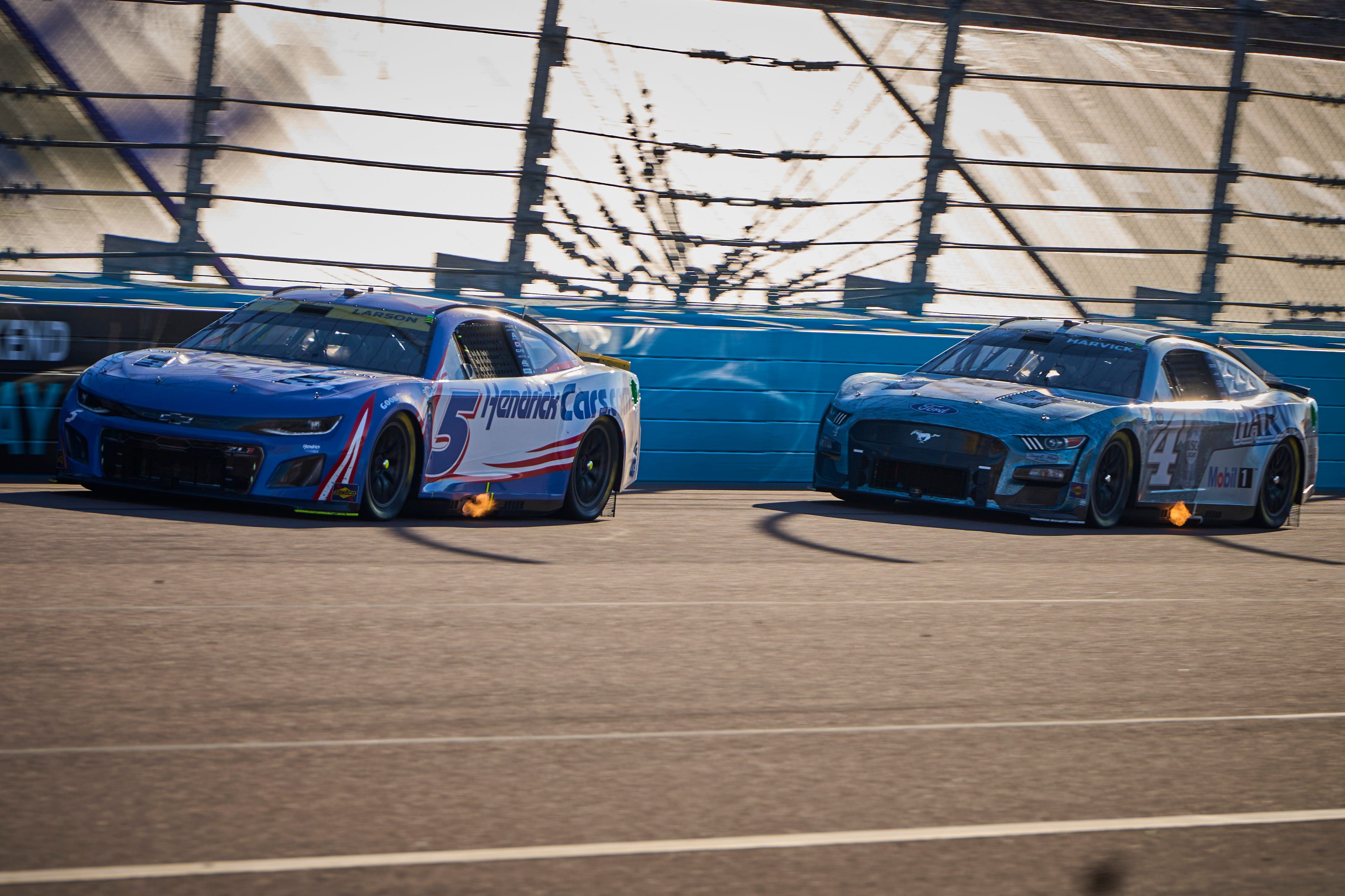 In his final race, NASCAR Cup Series driver Kevin Harvick (4) chases Kyle Larson (5) into turn 1 during the Cup Series Championship race at Phoenix Raceway in Avondale on Nov. 5, 2023. - Source: Imagn